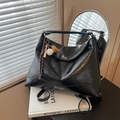 Black large-capacity commuter tote bag with baseball pendants and silver twist lock - With Charm / Black