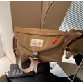 Detail der khakifarbenen Nylon-Umhängetasche mit TR-9 Markenlabel und orangefarbenem Zipper - Khaki