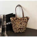 Dettaglio borsa tote leopardata in peluche con texture sintetica e manico in pelle - Taglia unica / Stampa leopardata