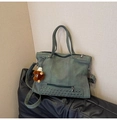 Sac cabas en daim vert foncé avec rivets, poche zippée et pendentif ours brun décoratif - Vert