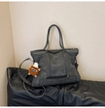 Sac fourre-tout gris foncé en cuir synthétique avec clous argentés et bijou de sac - Noir