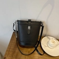 Μίνιμαλ μαύρη τσάντα bucket με υφή λίτσι και ασημένιο μεταλλικό κούμπωμα περιστροφής - Μαύρο