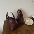 Grand sac hobo bordeaux en cuir mat avec détail tressé et boucle dorée réglable - Avec Pendentif / Bordeaux