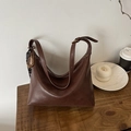 Sac croissant en cuir marron foncé avec bandoulière réglable, breloque tennis et foulard - Avec Pendentif / Marron