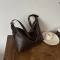 Sac bandoulière marron foncé en cuir mat lisse au design besace spacieux et moderne - Avec Pendentif / Marron