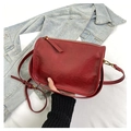 Sac bandoulière carré rétro bordeaux en cuir ciré avec bandoulière réglable et dorures - Sans pendentif / Rouge