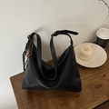 Sac hobo noir en similicuir avec bandoulière large et détails dorés élégants - Avec Pendentif / Noir