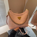Sac à bandoulière en tweed rose avec chaîne dorée et plaque métallique triangulaire - Rose