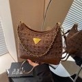 Sac hobo en tweed marron avec bordure en cuir et chaîne dorée en reflet de miroir - café