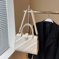 Borsa tote bianco crema in pelle martellata con fibbia a ferro di cavallo e tracolla - Bianco
