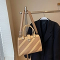 Elegante borsa in pelle a righe beige e marrone con fibbia a ferro di cavallo decorata - Cachi