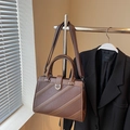 Borsa tote in pelle marrone con cuciture diagonali e tracolla regolabile - Marrone