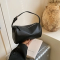 Sac polochon noir minimaliste en cuir grainé avec fermetures éclair argentées élégantes - Noir