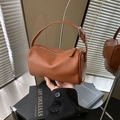 Sac Boston marron chic à motif litchi avec bandoulière réglable en cuir - Brun Doré