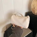 Sac polochon chic blanc cassé avec texture litchi et bandoulière réglable - Blanc Cassé