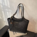 Minimalistische schwarze matte Leder-Tote-Bag mit Mode-Logo und gewebtem Glockenanhänger - Mit Anhänger / Schwarz