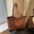 Dunkelbraune Shopper-Tasche aus Kunstleder mit Logo-Schild und gewebtem Anhänger - Mit Anhänger / Braun
