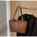 Braune Shopper-Tasche aus PU-Leder mit Metall-Logo und langen Schultergurten - Ohne Anhänger / Braun