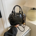 Bolso pequeño cuadrado de cuero negro brillante con asas y campana dorada decorativa - Negro