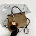 Borsa a mano retrò in camoscio kaki con ciondolo a scimmia in peluche e tracolla chic - Con Ciondolo / Cachi