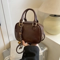 Bolso cuadrado marrón oscuro en cuero encerado vintage con colgante de campana decorativa - Marrón