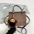 Borsa a mano vintage marrone in pelle scamosciata con tracolla e ciondolo a scimmia - Con Ciondolo / Marrone