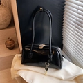 Sac bowling rétro noir brillant avec longues anses et breloque clé dorée - Noir