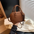 Bolso bandolera pequeño marrón oscuro mate con detalle de esfera de metal y asa - Estilo Esmerilado / Marrón