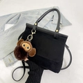 Borsa tote minimalista in pelle scamosciata nera con ciondolo in peluche e tracolla - Con Ciondolo / Nero