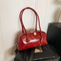 Sac à main bowling rouge brillant avec doubles bandoulières et cadenas doré chic - Rouge