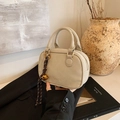 Bolso bandolera elegante blanco crema con herrajes dorados y un amuleto de campana - Estilo Esmerilado / Blanco Roto
