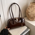 Sac bowling marron foncé en cuir ciré avec cadenas doré et fines bretelles doubles - Marron