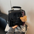 Borsa a tracolla retrò in pelle nera con ciondolo a forma di orso e cinturino - Nero con ciondolo