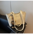 Dettaglio della borsa tote color bianco sporco con trama litchi e ciondolo a coniglietto - Con Ciondolo / Bianco Sporco