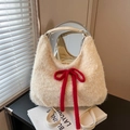 Borsa a tracolla in peluche crema con fiocco rosso e morbida pelliccia sintetica - Beige