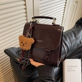 Borsa a mano vintage in pelle marrone scuro con ciondolo a orso e tracolla intrecciata - Caffè con Ciondolo