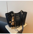 Dettaglio della borsa tote in ecopelle nera con scritte dorate e ciondolo a coniglio - Con Ciondolo / Nero
