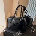 Sac sous le bras rétro en cuir PU noir brillant avec doubles sangles et poche avant - Noir Brillant / Noir
