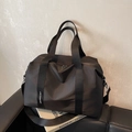 Schwarze Nylon-Tragetasche mit Logo-Riemen, zwei Griffen und verstellbarem Gurt - Schwarz