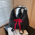 Borsa tote in peluche nera con filo glitter argento e grande fiocco rosso decorativo - Nero