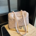 Sac sous le bras en cuir verni brillant rose avec logo ronoro et longues bandoulières - Blanc Crème Brillant / Blanc Cassé