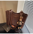 Dettaglio della borsa tote marrone scuro con trama in pelle vintage e ciondolo a coniglio - Con Ciondolo / Marrone