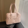 Sac fourre-tout rose brillant avec logo Noronoro vu de côté sous une lumière naturelle douce - Rose Brillant / Rose