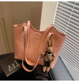 Dettaglio della borsa tote in ecopelle rosa chiaro con logo dorato e pendente a coniglio - Con Ciondolo / Rosa