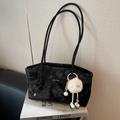 Sac fourre-tout noir brillant avec logo doré, bandoulières et pendentif en peluche - Noir