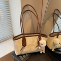 Grand sac cabas rétro en daim beige avec lanières marron foncé et pendentif peluche - Blanc Cassé