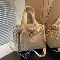 Versatile borsa tote in nylon beige con tracolla regolabile e dettagli laterali coulisse - Bianco Sporco