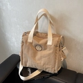 Grande borsa tote in tela kaki con logo orso e tracolla regolabile per il massimo comfort - Cachi
