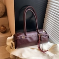 Bolso baguette cilíndrico burdeos retro con ojales dorados y correa para el hombro - Rojo Vino Con Colgante