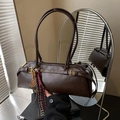 Bolso baguette vintage marrón oscuro en cuero mate con elegante colgante de llave dorada - Café con Colgante